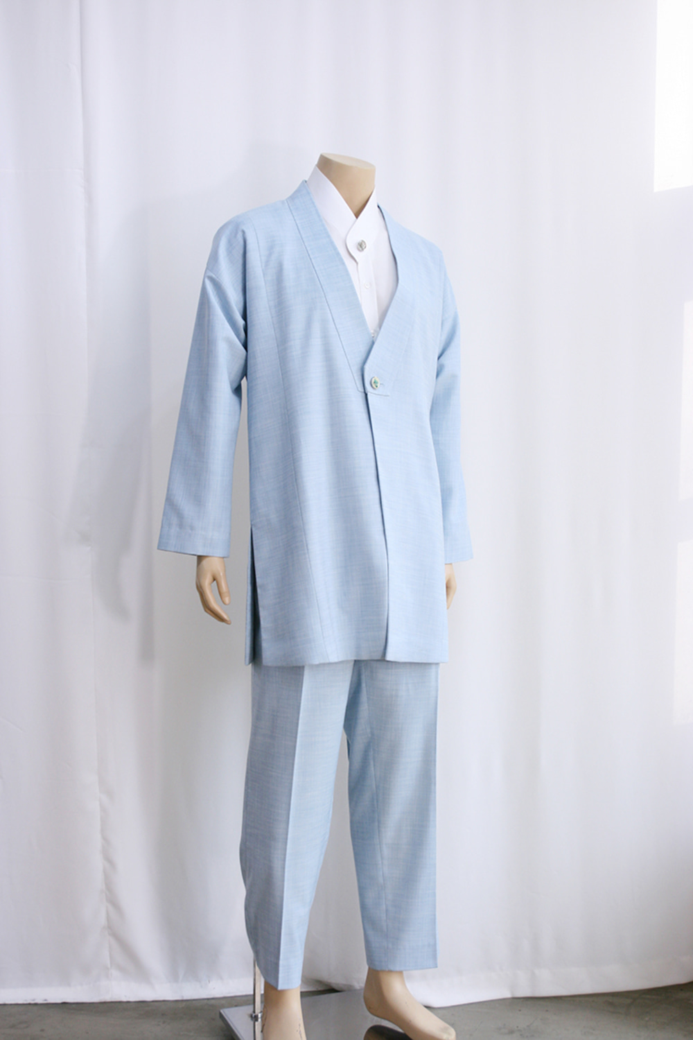 Rental] Sky Blue Mother-of-pearl Button Facing Collar Hanbok suit