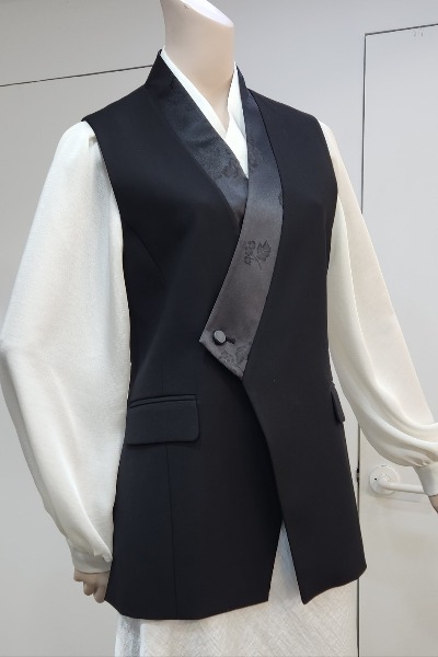 for women both ends of a diagonal collar vest